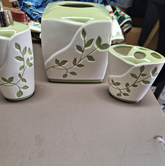 Other - Ceramic bathroom set with matching shower curtain and decorative towels